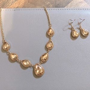 Necklace and earring set!